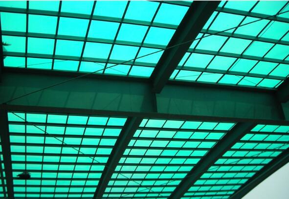 新安裝的PC耐力板為什么會裂開？