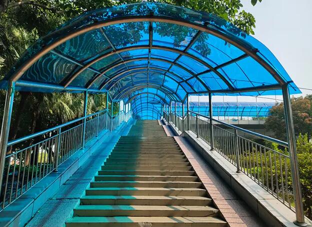 PC耐力板雨棚車棚和玻璃雨棚哪個更好？